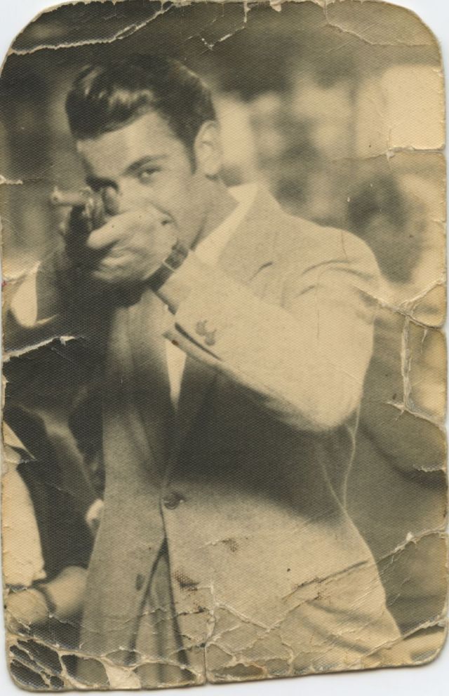 1947, Giuseppe Mazzola al tiro a segno della Fiera di Celadina. Quando si faceva centro un meccanismo automatico scattava la foto